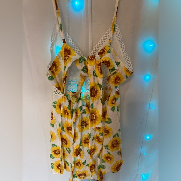 Sunflower lace romper - Picture 2 of 3
